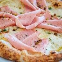 Pizza mortadella e pistacchio - Panuozzo e Pizza da Tina Capaccio