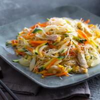 SPAGHETTI DI RISO SALTATO CON VERDURE E UOVA - Ikura Sushi Sorrento