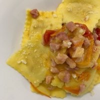 Ravioli di ricotta con pomodorini e pancetta croccante - Demo gastronomia