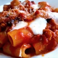 Rigatoni alla siciliana con provola e spolverata di ricotta romana - Demo gastronomia