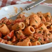 PASTA CON SALSICCIA, POMODORO, FORMAGGIO CREMOSO E RUCOLA - TRE G FOOD