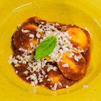 Ravioli con Ricotta Di Bufala, Pomodoro e Basilico - PrimeQuerce Mezza Pensione