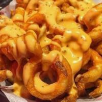 Patate Vertigo con cheddar e formaggio - Hamburgeria 82