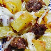 Patate al Forno con Salsiccia di maiale nero e Formaggio Fuso - Hamburgeria 82