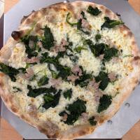 Salsiccia e Friarielli (Bianca) - Mia Pizzeria Parma