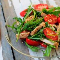 Tagliata di petto di pollo 300 gr, rucola fresca, pomodorini e scaglie di grana - Tamburella - Trattoria e Pizzeria