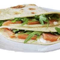 Piadina multicereali con salmone - Giza Caffè Gelateria molfetta