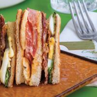 Club Sandwich con Patatine - Alci Condividi il Momento