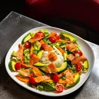 INSALATA CON SALMONE E AVOCADO - CrunchyPi Roma