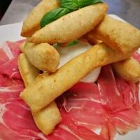 Bufala, crudo e Le chiacchiere - Pizzeria T'Impasto