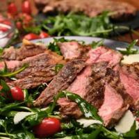 Tagliata di Fassona con rucola, grana e pomodorini - Risto Macelleria Passini
