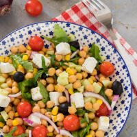 Insalata di ceci con feta, pomodorini confit e olive nere - Minuetti LAB