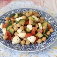 Insalata di ceci con feta, pomodorini confit e zucchine marinate - Minuetti LAB