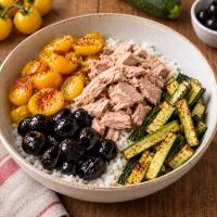 Poke di riso con tonno all'olio, pomodorino confit, olive nere e zucchine stick al forno - Minuetti LAB