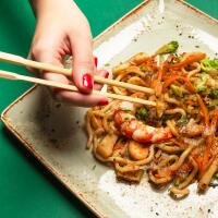 YAKI UDON CON PESCE MISTO E VERDURE - Misaki Pompei