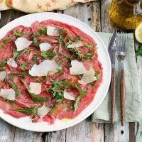 Carpaccio di carne salada con rucola e scaglie di grana - Il Baretto Bianco Azzurro