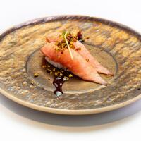 085.- Nigiri salmone flambe al pistacchio - Leon D'Oro Sushi - Cassola