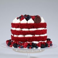 Red velvet nuda decorata con frutti di bosco - Pasticceria demo